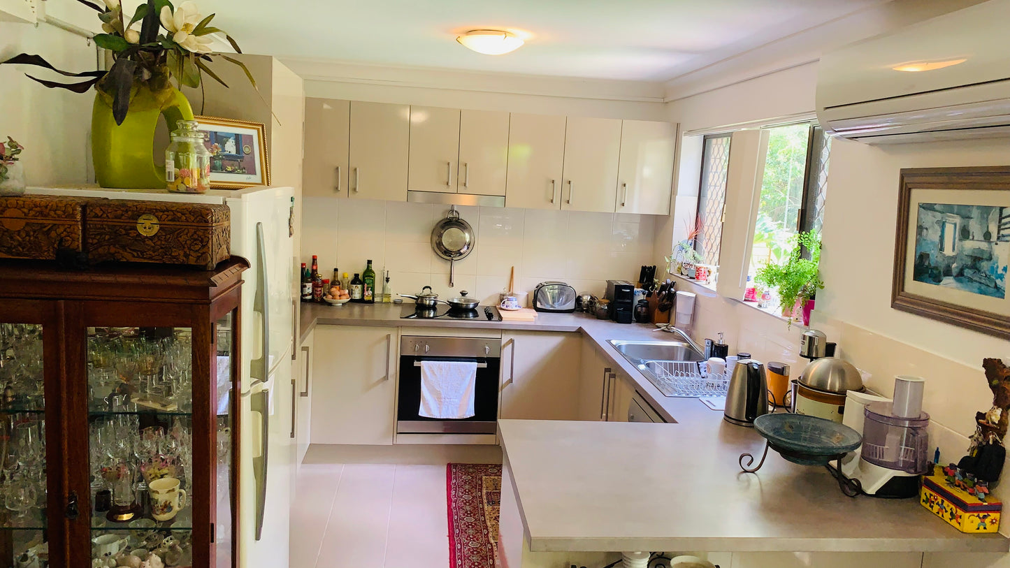 Brisbane St. Lucia 4067 - VIP Hosting - Own Private Bathroom and Healthy Meals daily